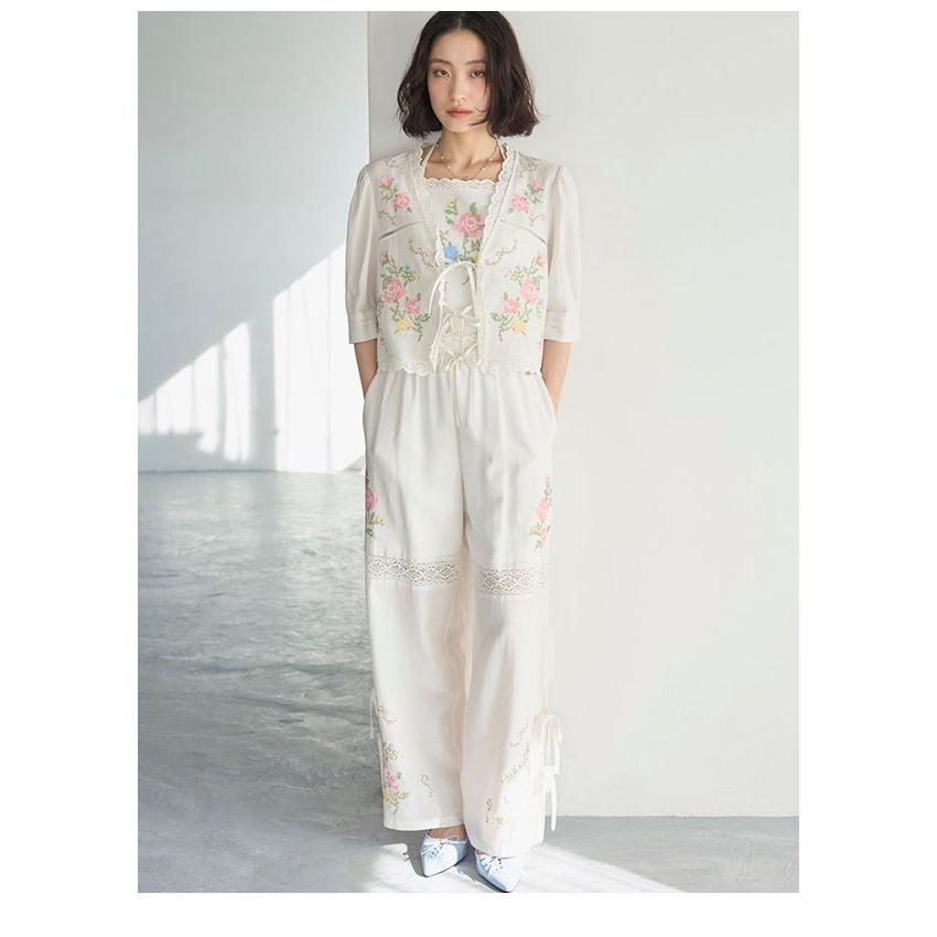 Lily Brown お花刺繍後ろリボントップス LILY BROWN（リリーブラウン）の「バックリボンフラワートップス（T