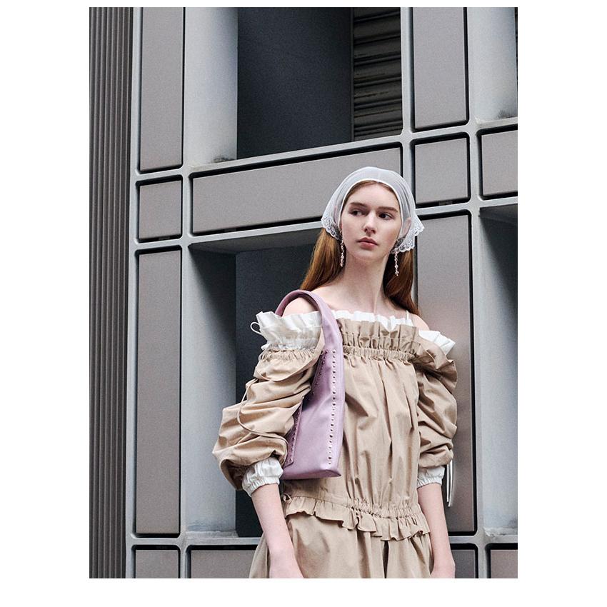 完売色♥️新品タグ付き✨ LILY BROWN 2wayデコルテフリルトップス LILY BROWN（リリーブラウン） リリー ブラウン オールインワン 26春夏