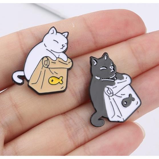 袋をたたむ猫のピンバッジ 白猫 黒猫 ピンバッチ ピンブローチ バッグ
