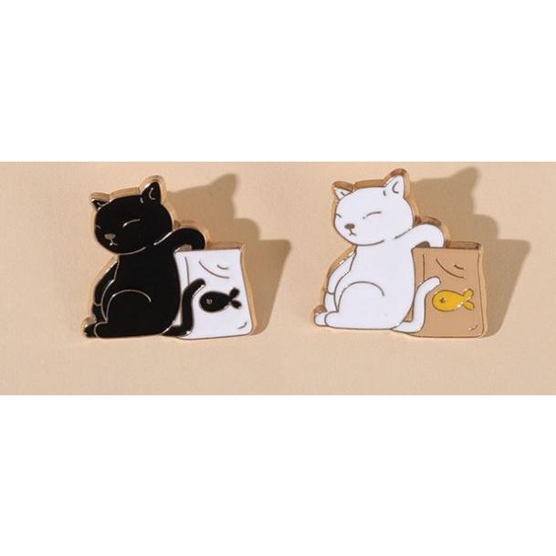 袋に手を入れる猫のピンバッジ 2種 黒猫 白猫 可愛い猫のピンバッチ