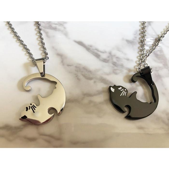 猫卍ペアネックレス 猫好きさんにぴったり シルバー＆ブラック 肌に