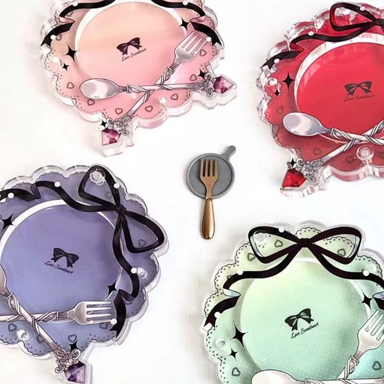 アリスガワ ダイス 缶バッジ・アクリルスタンドセット 缶バッジ＆アクリルスタンドセット「あざやかな悪に染まるバースデー