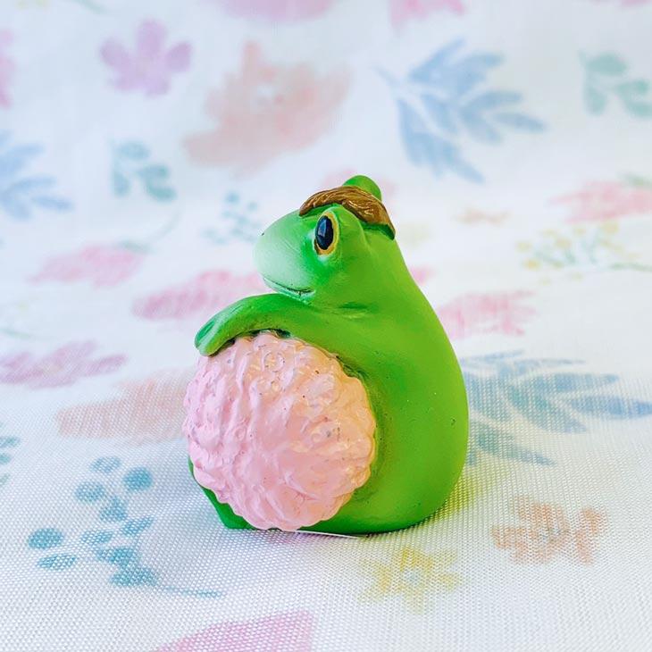 Copeau(コポー） コポー　桜もちになりきるカエル 73869 かえる カエル copeau 雑貨 置き物 置物 小物 ガーデン ミニチュア ダイカイ |  | 02