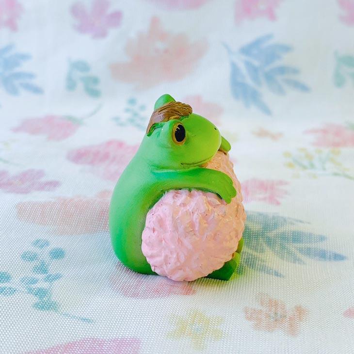 Copeau(コポー） コポー　桜もちになりきるカエル 73869 かえる カエル copeau 雑貨 置き物 置物 小物 ガーデン ミニチュア ダイカイ |  | 04