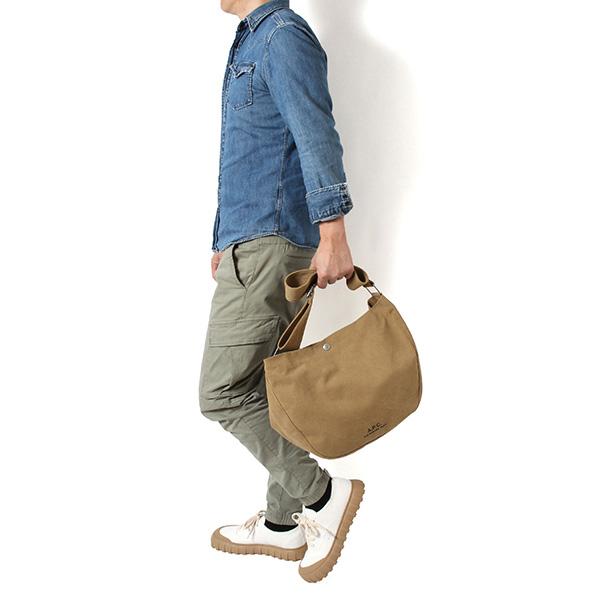 26SSモデル アーペーセー A.P.C. メンズ JOURNAL コットンキャンバス ミディアムバッグ【CAG BEIGE】 M61939 PSAME CAG/【2026SS】m-bag_1