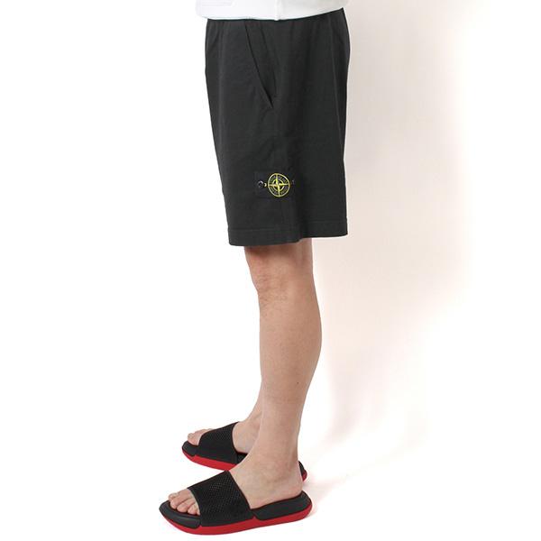 26SSモデル ストーンアイランド STONE ISLAND バッジワッペン付き スウェットショートパンツ【V0029 BLACK】 L1S156200009 S0B50 V0029/【2026SS】m-bottomsの画像