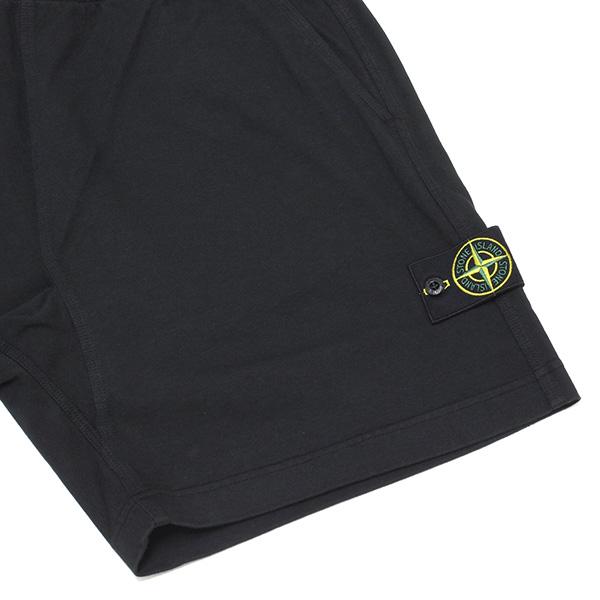 26SSモデル ストーンアイランド STONE ISLAND バッジワッペン付き スウェットショートパンツ【V0029 BLACK】 L1S156200009 S0B50 V0029/【2026SS】m-bottomsの画像