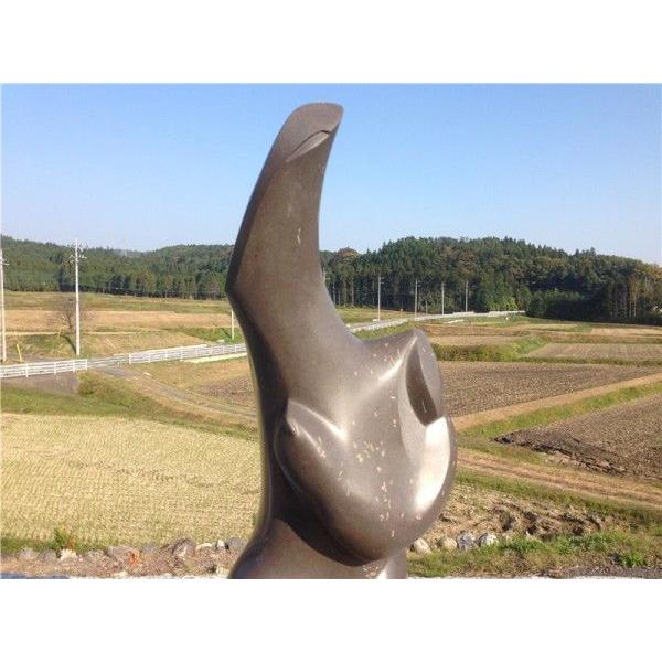 作品名「麦を篩う女」 大場正人制作の宮城県産伊達冠石の抽象彫刻 高さ