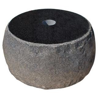黒御影石の束石、沓石　（上面磨き、側面自然風仕上げ）　上面９寸〜１１寸、高さ５寸