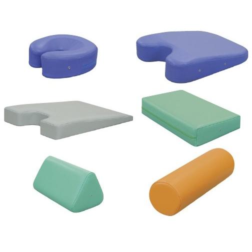 カラー三角マクラ TB-77C-13 カラーサンカクマクラ ビニルレザーレッド(19-4322-00-14)