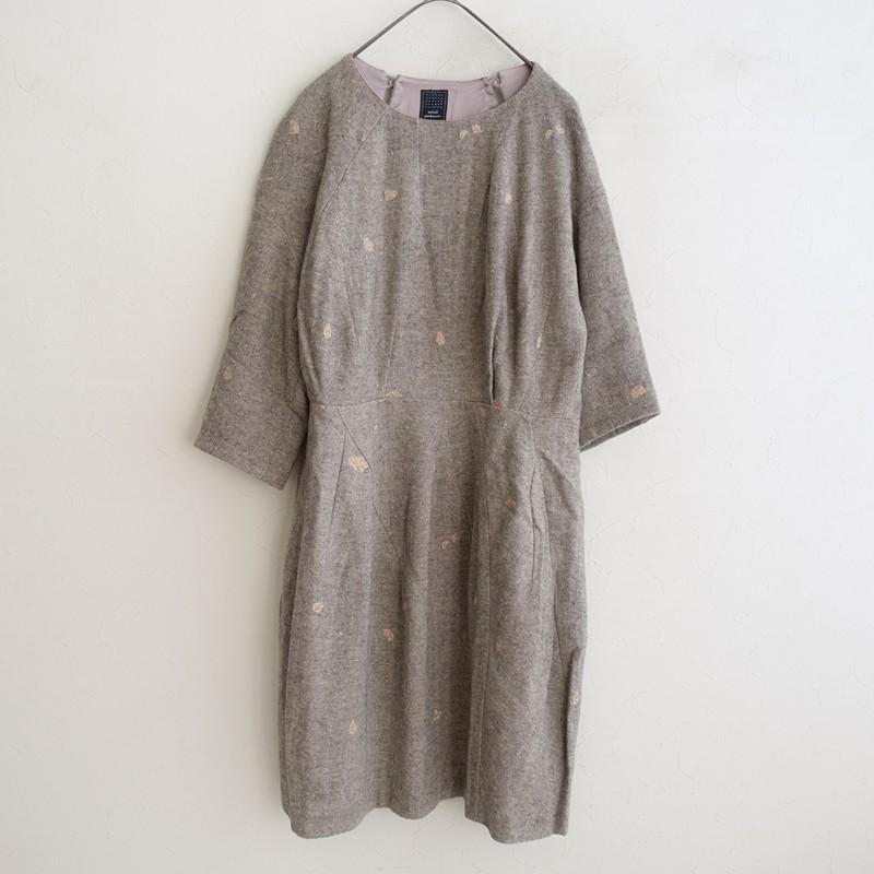 美品mina perhonenミナペルホネンpebbleカーキ刺繍ヤクワンピース 美品mina perhonenミナペルホネンpebbleカーキ刺繍ヤクワンピース ミナ