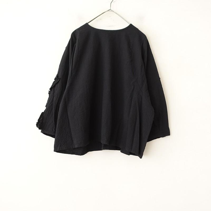 ito fukuoka Charm bluse ブラック イト ito fukuoka *サッカーフリルプルオーバー*ブラック黒ノーカラー