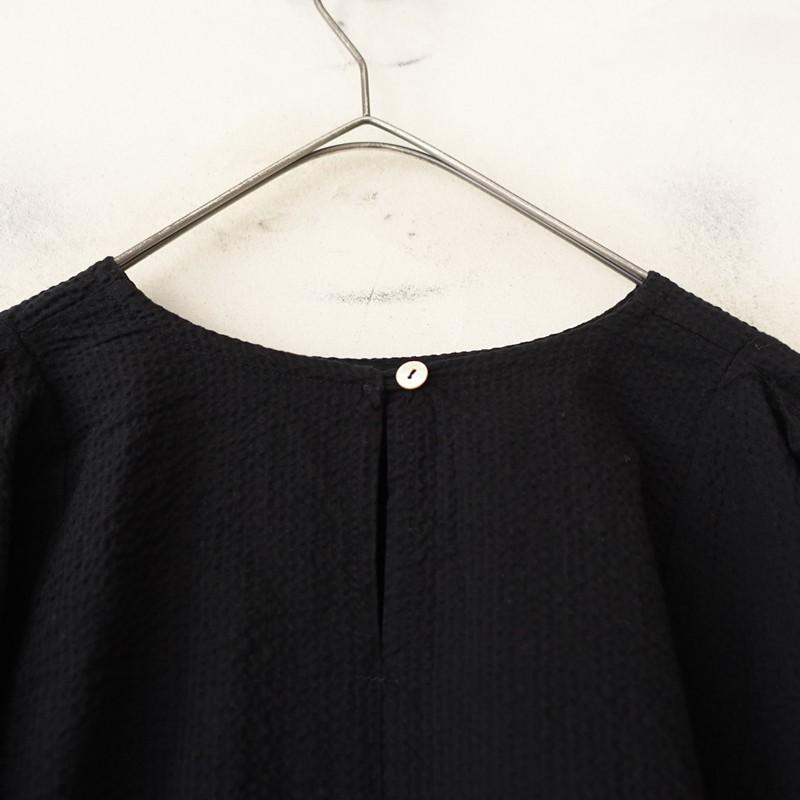 ito fukuoka Charm bluse ブラック イト ito fukuoka *サッカーフリルプルオーバー*ブラック黒ノーカラー