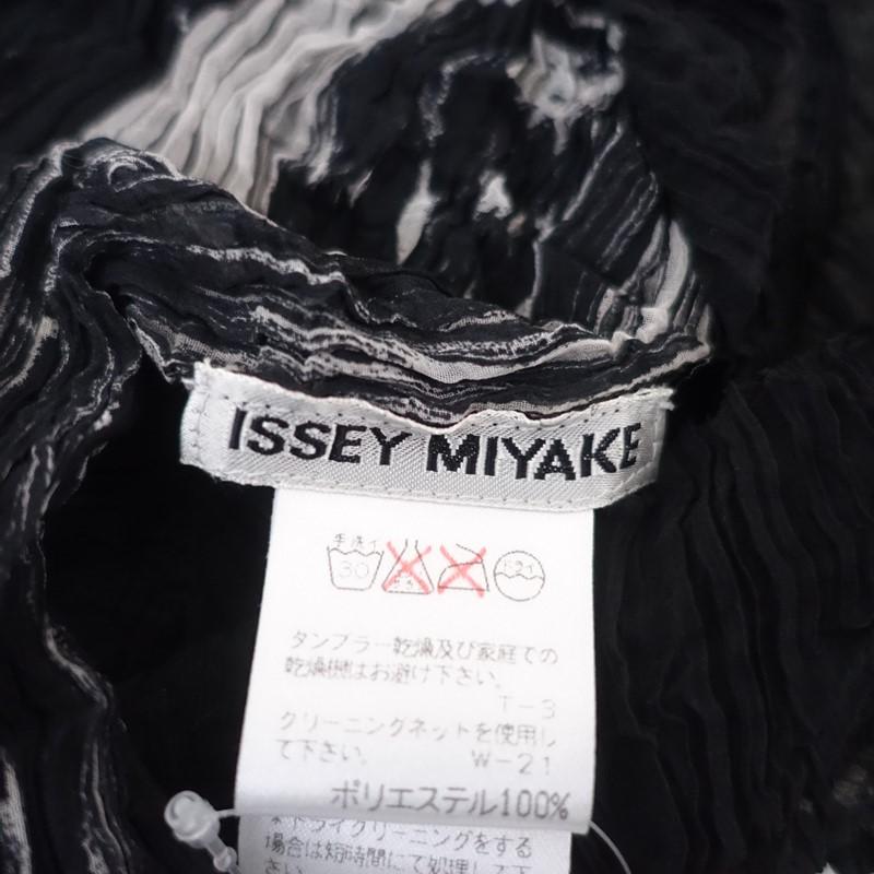 ISSEY MIYAKE（イッセイミヤケ） *プリーツVネックシャツ*黒ブラック 