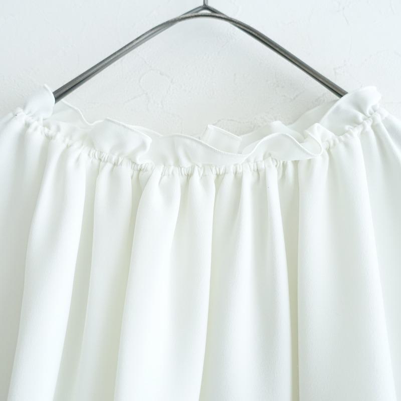 美品　ラトータリテ　La Totalite 白　襟デザイン　トップス　　日本製 La TOTALITE（ラトータリテ）の「スカラップ襟コットンシャツ