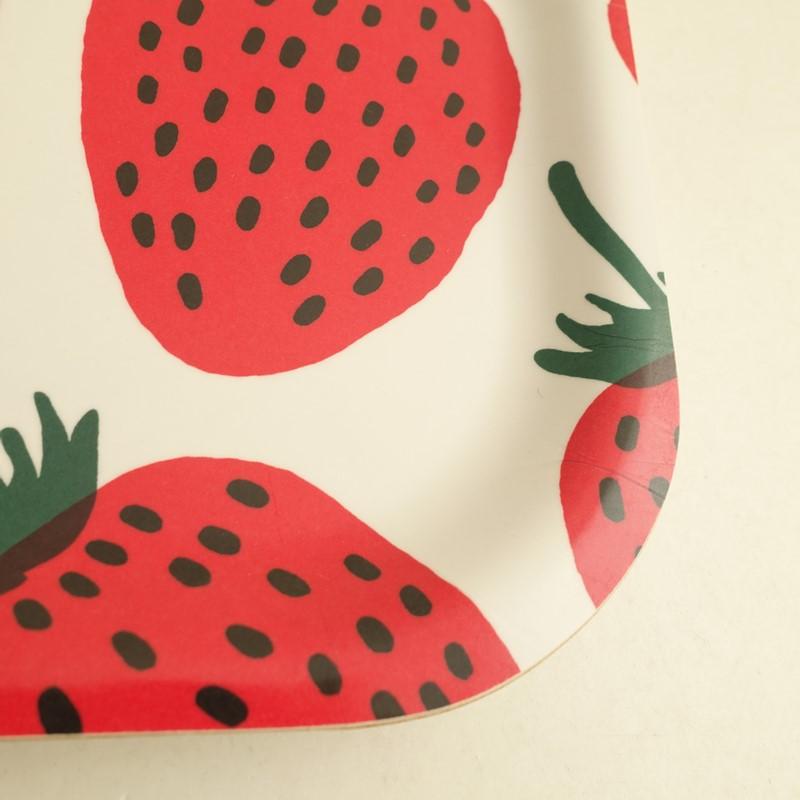 ♠︎新品未使用♠︎マリメッコ　marimekko トレー　トレイ　マンシッカ　いちご 北欧】マリメッコ marimekko *MANSIKKA マンシッカ トレイ*オフ
