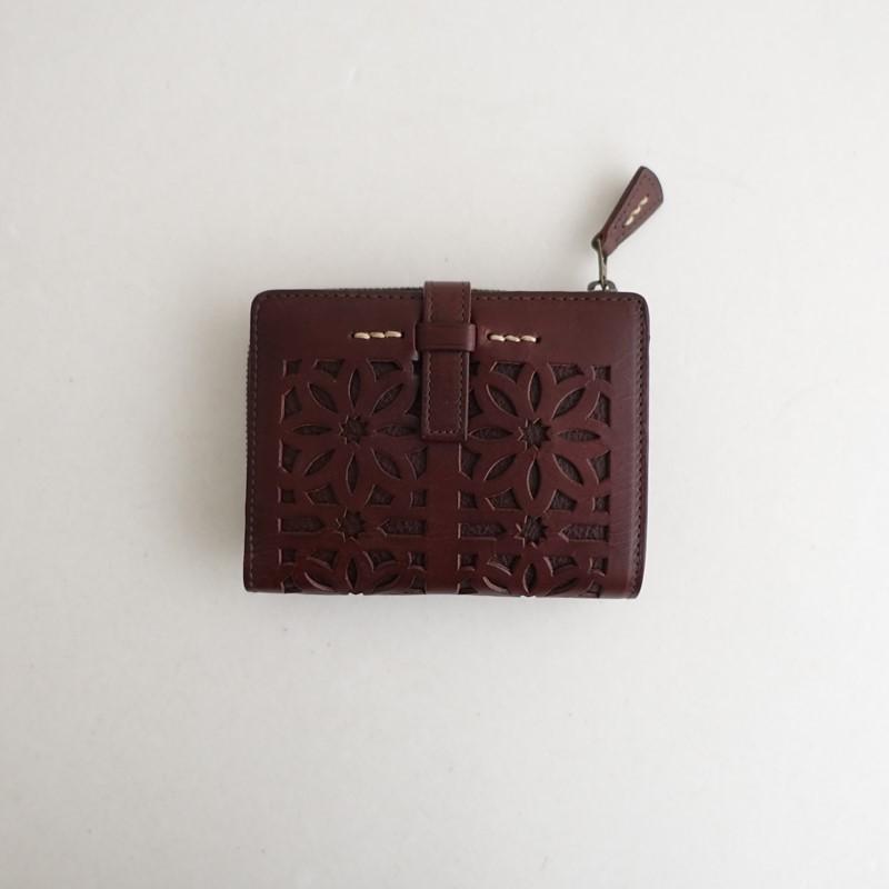 (美品) genten ゲンテン　カットワークレザー　二つ折り財布　オシャレ genten（ゲンテン） 財布 カットワーク 二つ折り財布 レディース