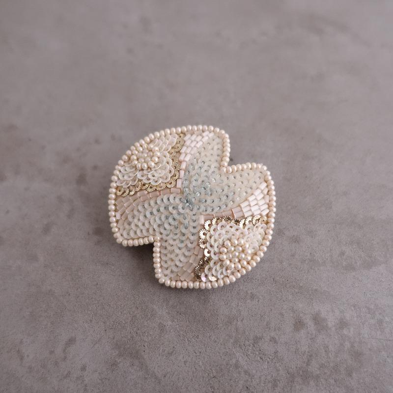 タマス tamas *Compact ブローチ small*ピンホワイトビーズ刺繍 タマス tamas *Compact ブローチ small*ピンホワイトビーズ刺繍