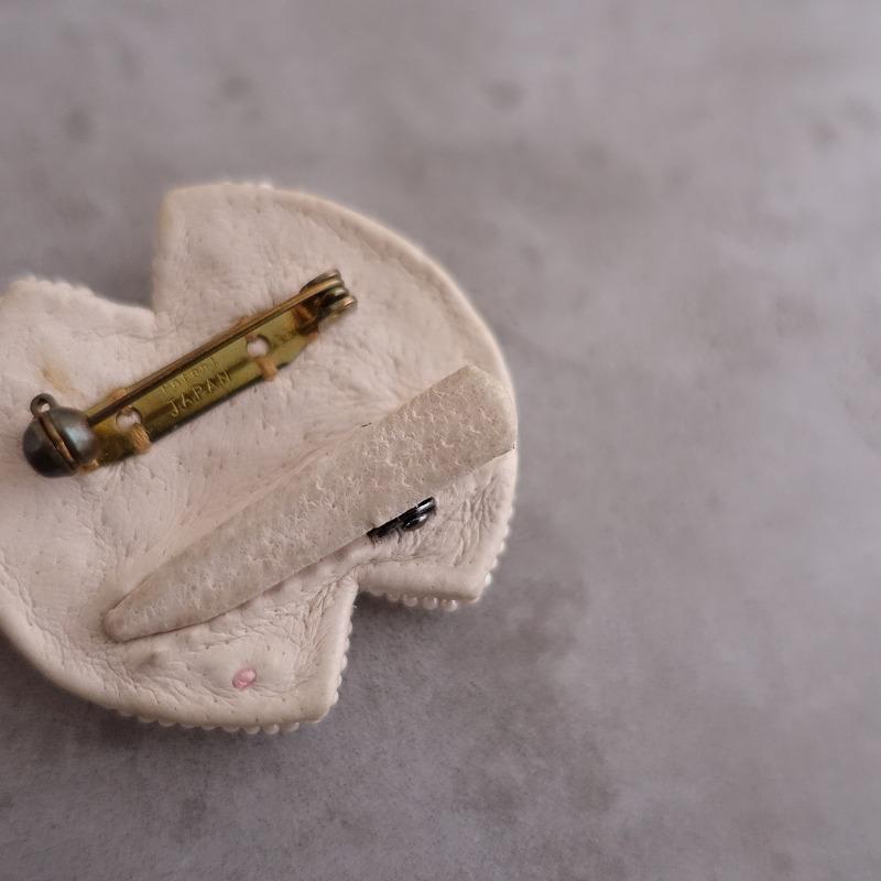 タマス tamas *Compact ブローチ small*ピンホワイトビーズ刺繍 タマス tamas *Compact ブローチ small*ピンホワイトビーズ刺繍