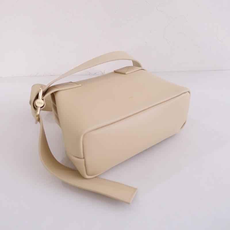 美品/定価4.6万】オソイ OSOI *MINI BROTショルダーバッグ*ベージュ