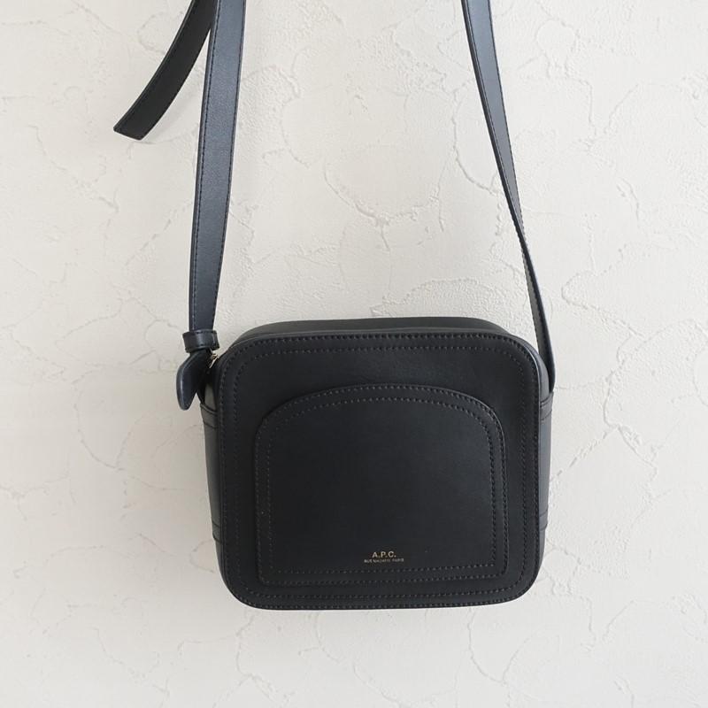 A.P.C.（アーペーセー） *レザーショルダーバッグ*ポシェットブラック