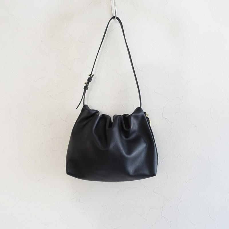 美品 gemeil レザーワンハンドルバッグ ハンドバッグ ブラック 定価2.6万】ジェムイル gemeil *レザーワンハンドルバッグ*ブラック