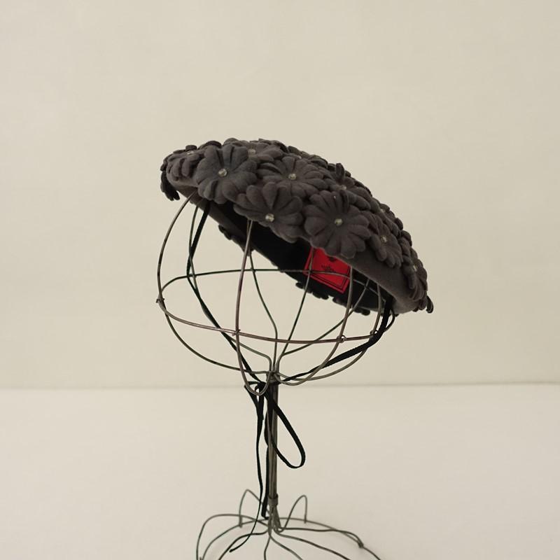 sugri スグリ ミニ フラワー アイボリー フェルト ベレー 帽子 Sugri スグリ *フェルトフラワーミニベレー帽*ぼうしグレー1125(ha7