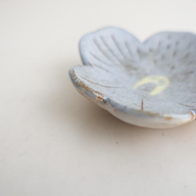鹿児島睦 *ビオラ 豆皿*食器うつわ器作家花絵付けブルーグレー【陶器
