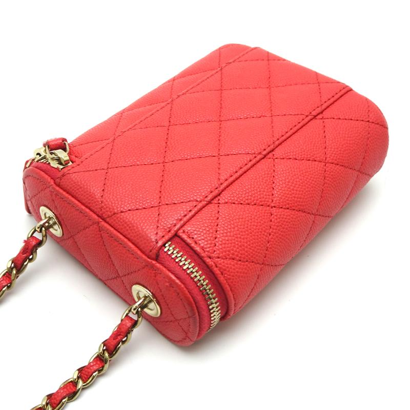 Chanel赤いキルティングショルダーバッグ　返品交換不可 値下げしました Chanel赤いキルティングショルダーバッグ 返品交換不可 値下げ