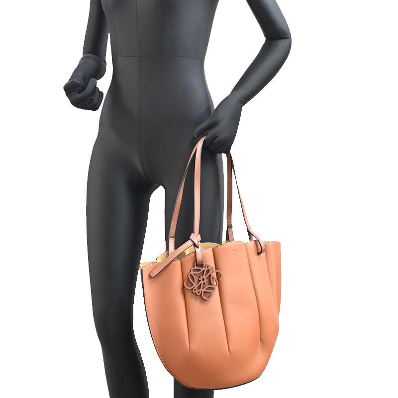 ［銀座店］LOEWE ロエベ シェル トートバッグ A657T 33x02 トートバッグ レザー タン（ブラウン系） レディース DH92720の画像
