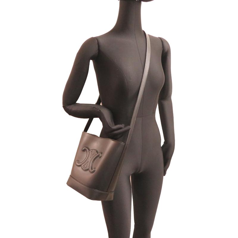 セリーヌスモールバケットキュイルトリオンフブラウン CELINE（セリーヌ） ［飯能本店］CELINE スモールバケット キュイル