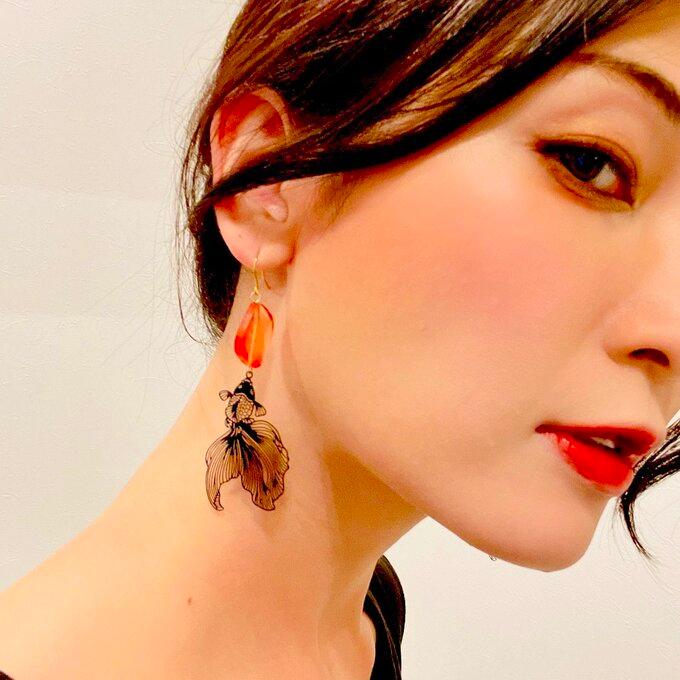 ピアス 赤 と 黒 金魚 の 透かし 金属アレルギー 対応可 p-512 ピアス 赤 と 黒 金魚 の 透かし 金属アレルギー 対応可 p-512