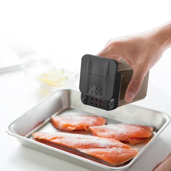 小麦粉 スパイスボトル Tower おしゃれ 調味料入れ キャニスター 保存容器 小麦粉 塩 コショウ スパイス 片手で開閉 容器 スプーン 山崎実業 3234 3235 ヤマソロ公式 A La Mode 通販 Paypayモール