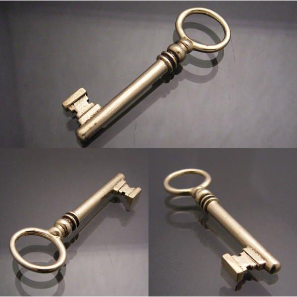 真鍮の鍵 ブラスアンティークキーペンダント3 : ブライトネスシルバー