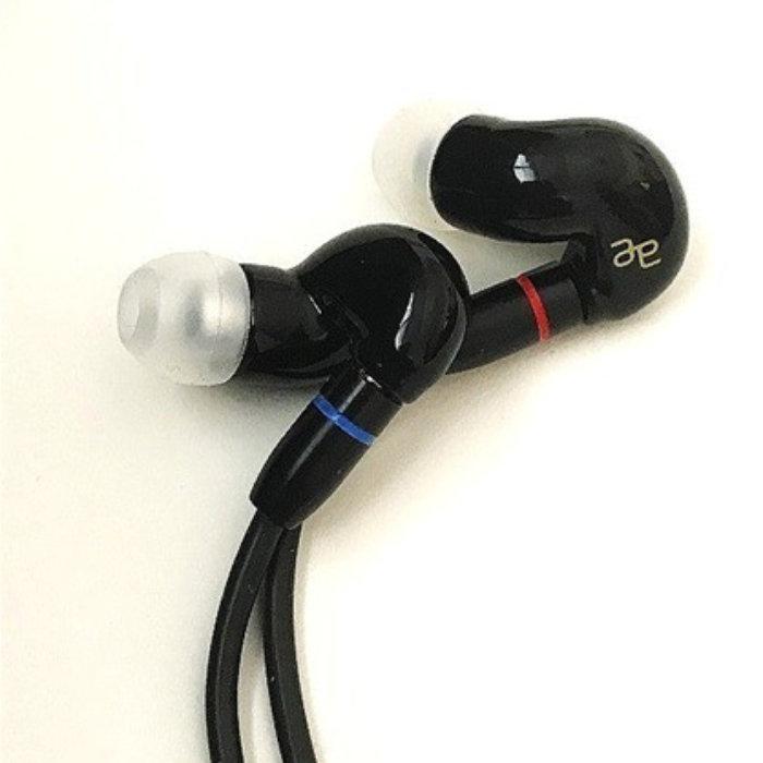 (お取り寄せ) acoustic effect YSM-F07/M Black(ステム:シルバー) 有線イヤホン カナル型 密閉型 耳掛け式 シュア掛け リケーブル対応 MMCX シングルBA 国産の画像