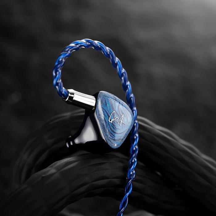 QoA Misty Blue 有線イヤホン イヤホン 耳掛け式 シュア掛け CIEM 2pin
