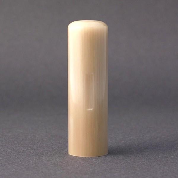 印鑑／実印／オランダ水牛純白・牛角白／18mm／アタリ選択可／ケース別売／大周先生の完全手彫りの画像