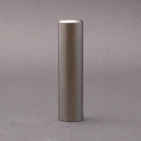 チタン認め印／認印／しろがね色チタン／15粍／入れもの別売／上彫り技術者の仕立て上げる印影