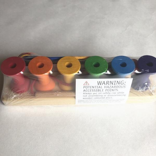 ひも通し 虹のボビン 木のおもちゃ Grimm S社 グリムス ドイツ 知育 手遊び おもちゃ 出産 御祝 誕生日 プレゼント Gm いーいんてりあ 通販 Yahoo ショッピング