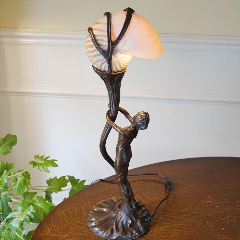 ブロンズ製浮彫り装飾テーブル　薄端 ヴィンテージ ブロンズ像のテーブルランプ オウムガイ 1灯