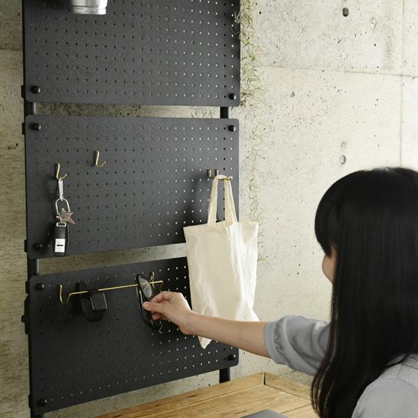 激安超安値つっぱり ラック 有孔ボード すきま 山善 ディスプレイラック 突っ張り ペグボード パーティション 突っ張りラック すき間収納 ウォールシェルフ パーテーション 突っ張りラック WOOD WORKS 日本製 有孔ボード ディスプレイラック Mサイズ