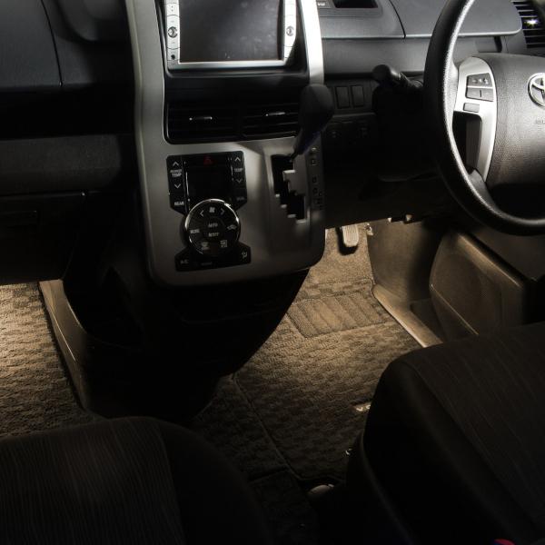 ノア ヴォクシー 70系 専用ledフットライトキット フットランプ エーモン E くるまライフ 2265 エーモン E くるまライフ 通販 Yahoo ショッピング