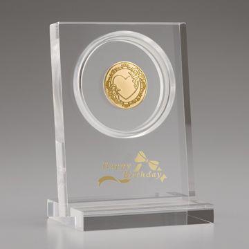 お誕生おめでとう メダル 純金製メダルとアクリルスタンドのセット メダルデザン 天使 人気の新作