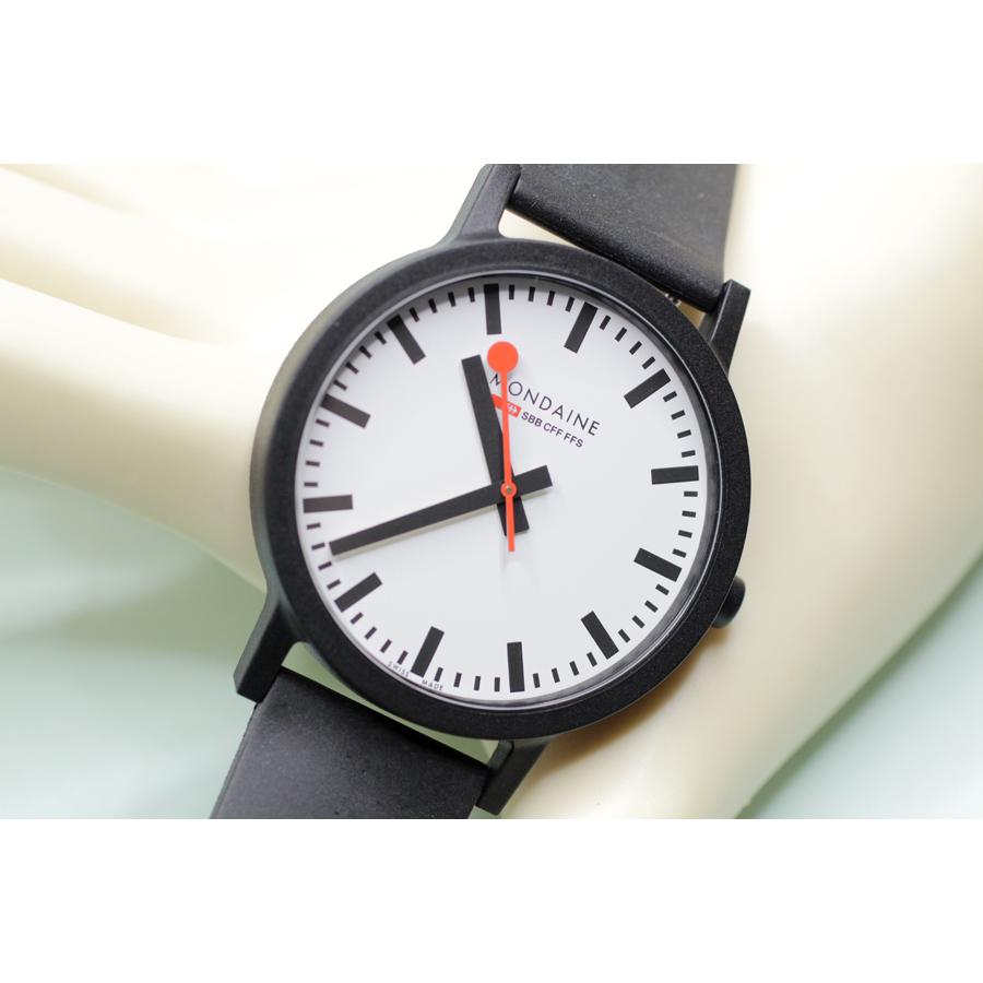 MONDAINE（モンディーン） 腕時計 エッセンス essence 41ミリサイズ