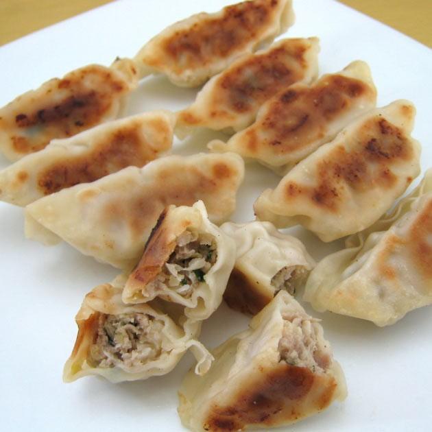 無添加惣菜 千葉産直サービス 国産豚 房総もち豚 餃子 180g（10個） ポイント消化 |  | 02
