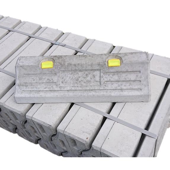 KMパーキングブロック(1個) 反射キャップ付き 高さ110mm 幅600mm 川本