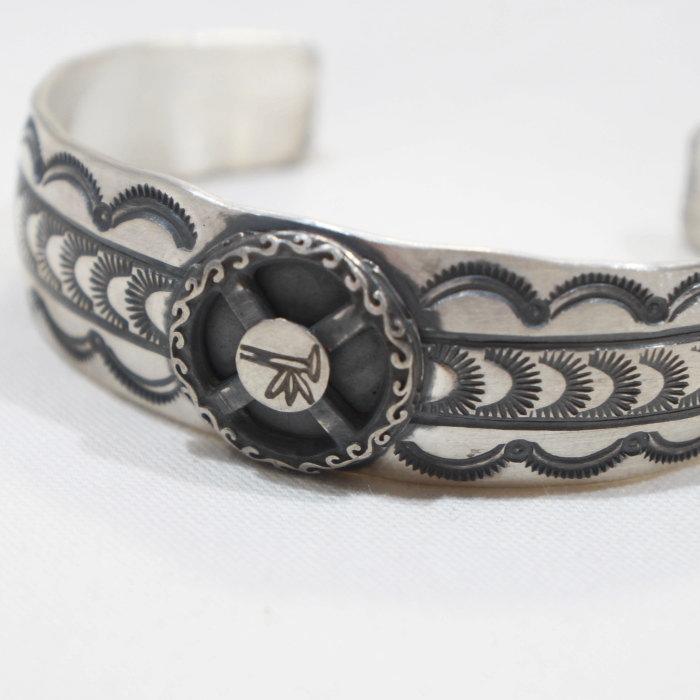 FN-JB-026 MEDICINE WHEEL STAMP BANGLE FNJB026 FLATHEAD フラットヘッド シルバー ブレスの画像