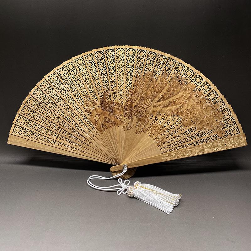 高級白檀扇子 手焼孔雀図 iw221015a05 :iw221015a05:横浜中華街