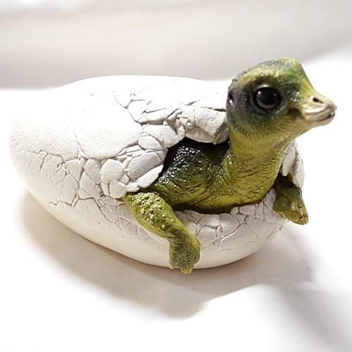 マイアサウラの赤ちゃん恐竜の卵 レプリカ・フィギュア（スタチュウ）　【孵化恐竜の彫刻置物】