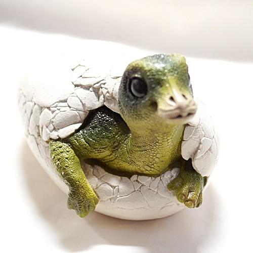 マイアサウラの赤ちゃん恐竜の卵 レプリカ・フィギュア（スタチュウ）　【孵化恐竜の彫刻置物】 